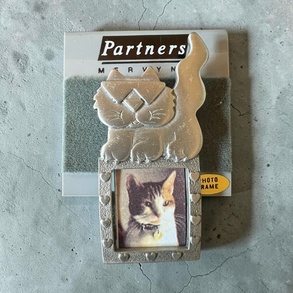 Vintage Partners Cat Photo Frame Brooch Pin Mini Picture Frame Kitty Novelty Pin